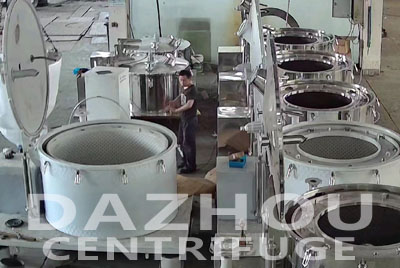 蘭州客戶8臺定制平板吊袋離心機加急生產